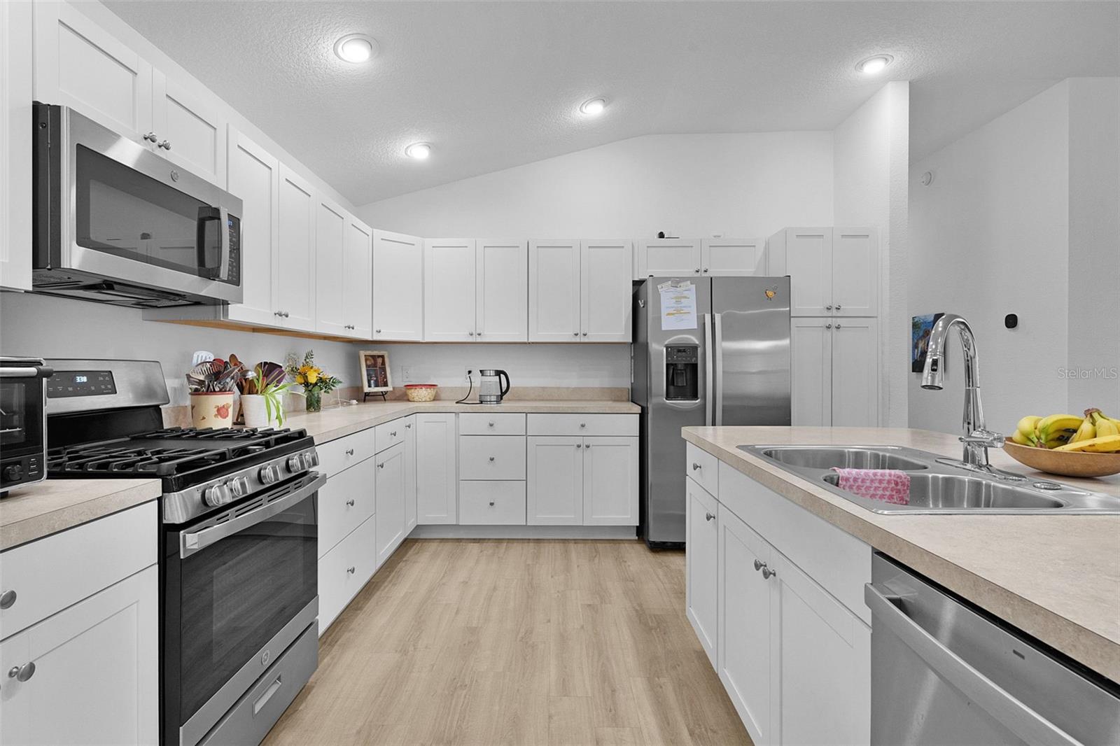 Image 14 of 53 For 842 Spring Avenue