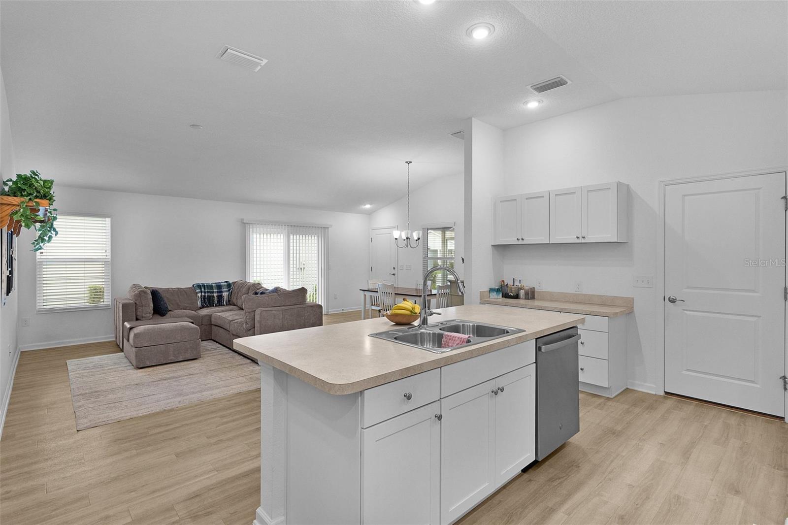 Image 15 of 53 For 842 Spring Avenue