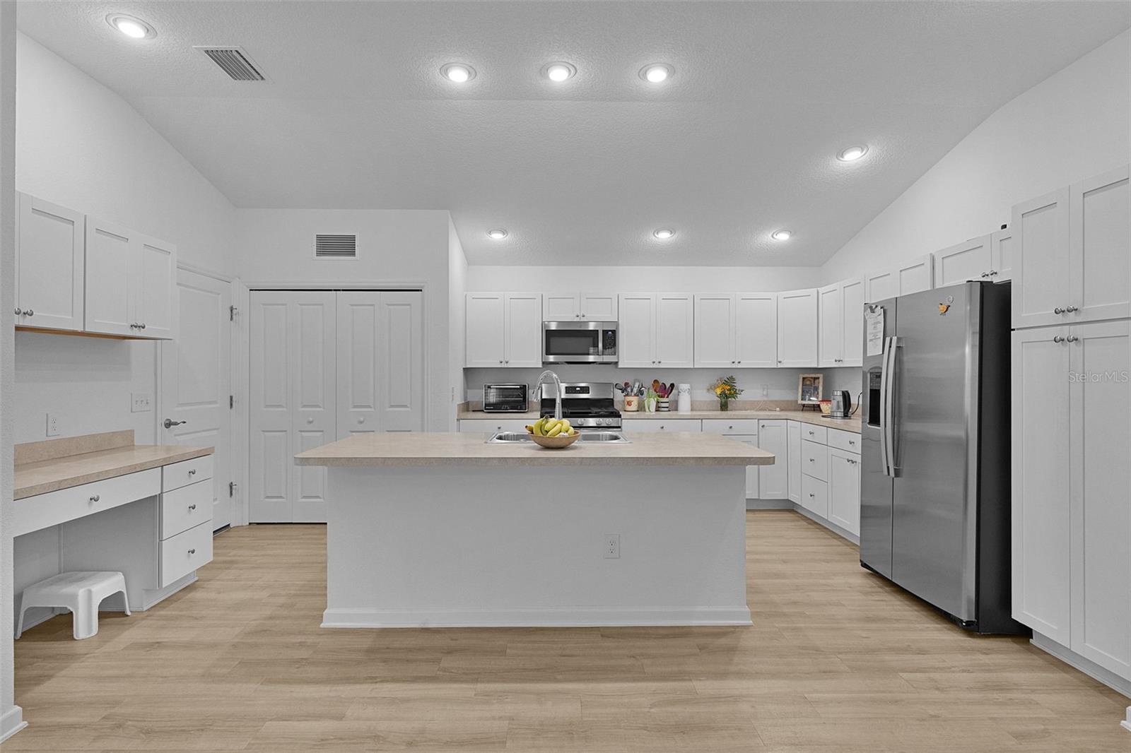 Image 17 of 53 For 842 Spring Avenue