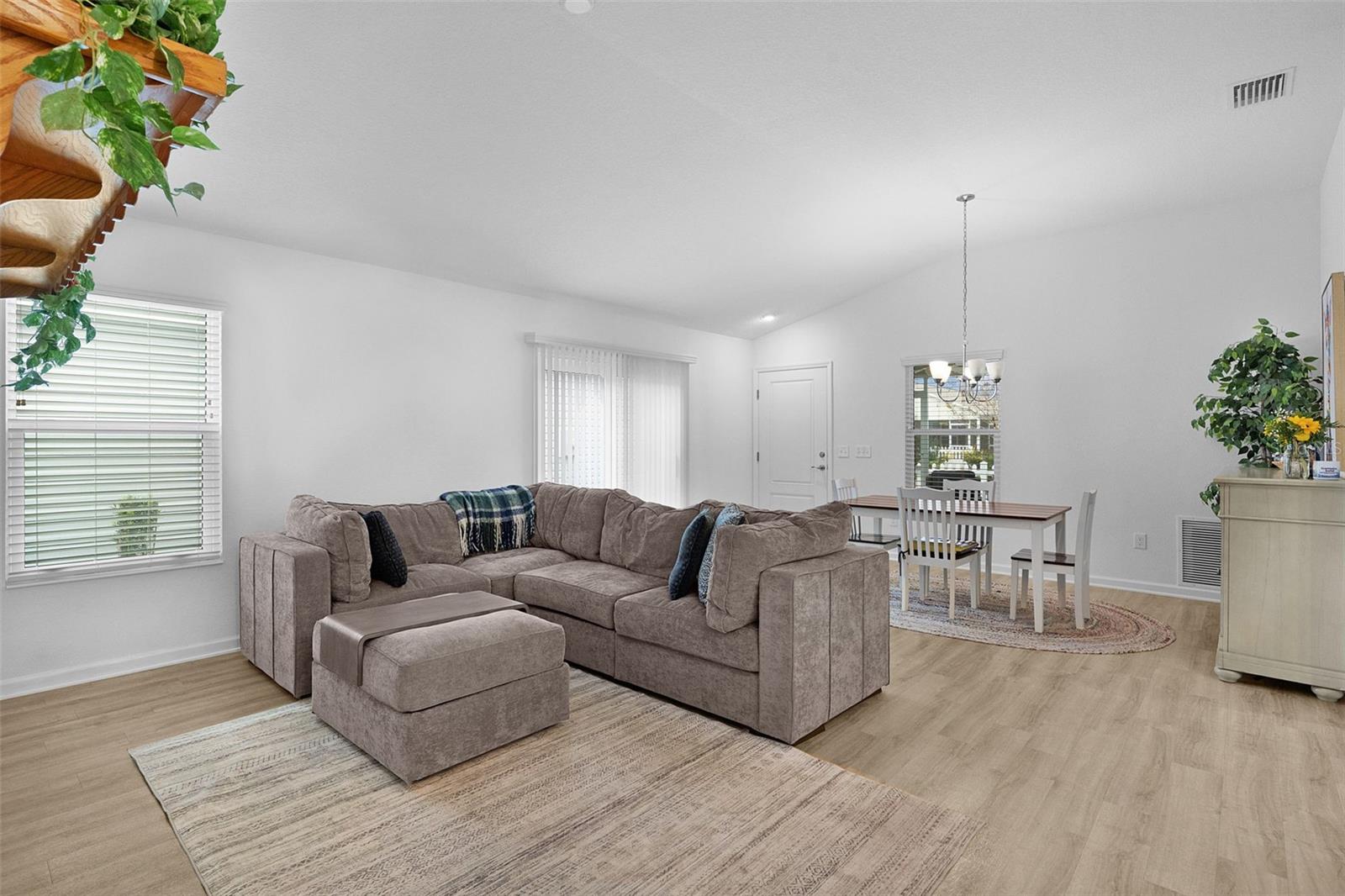 Image 8 of 53 For 842 Spring Avenue