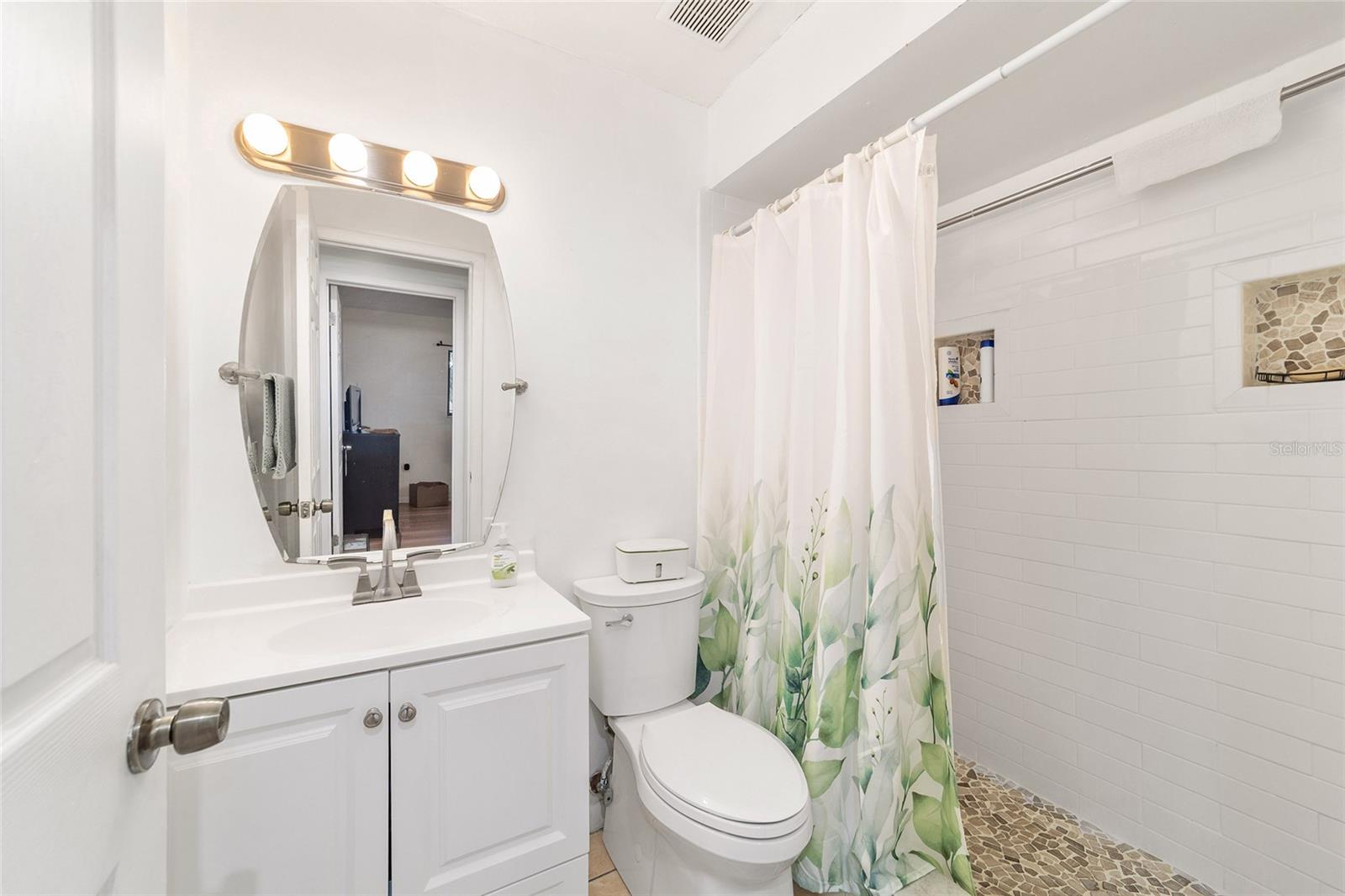 Image 16 of 49 For 2853 32nd Avenue