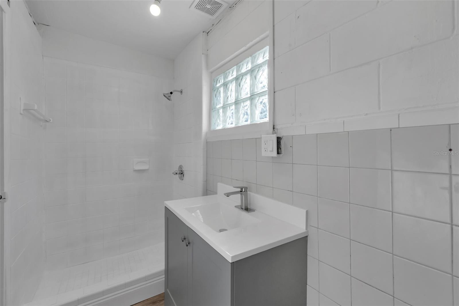 Image 21 of 31 For 833 Pinedale Avenue