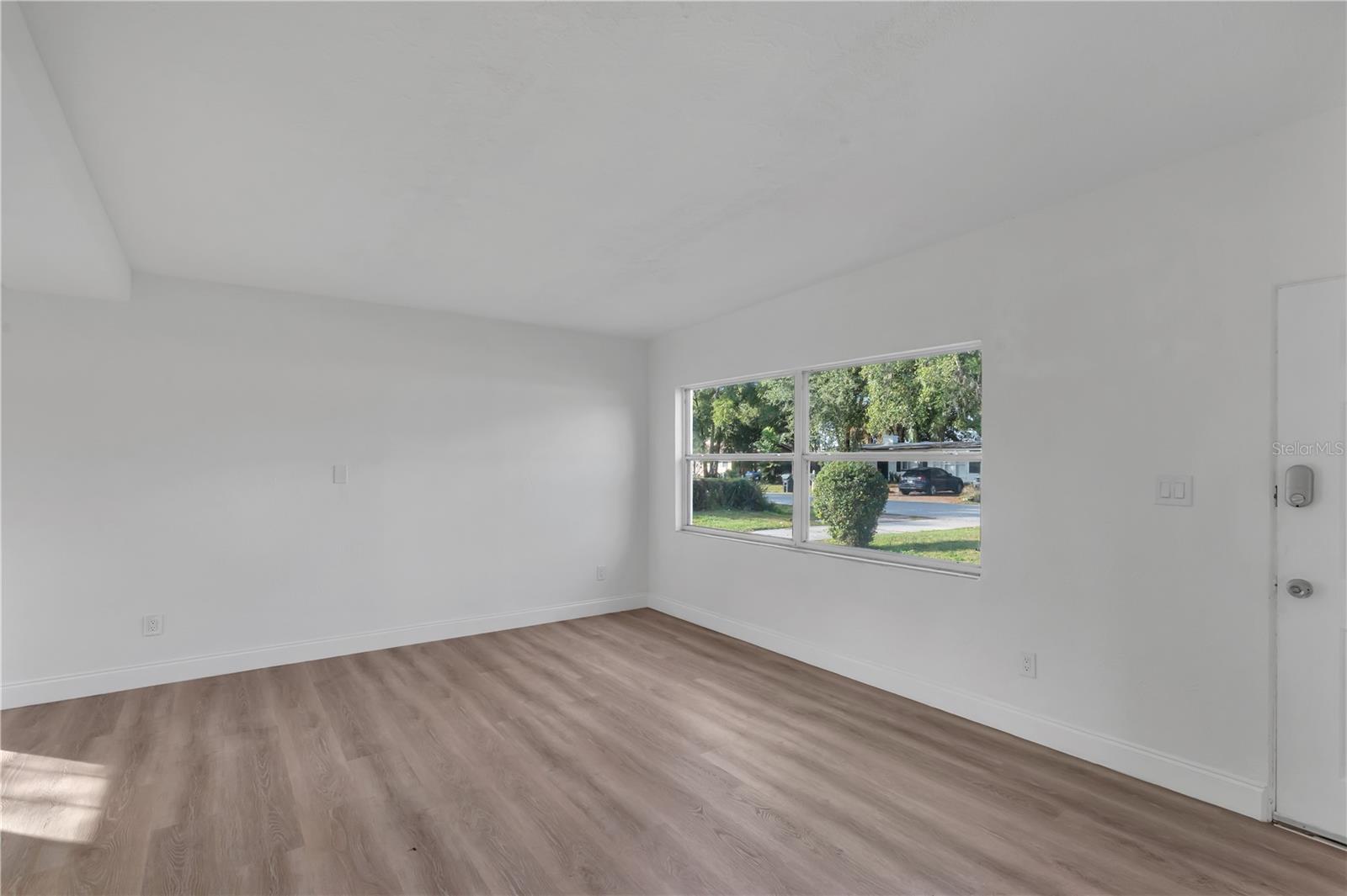 Image 3 of 31 For 833 Pinedale Avenue