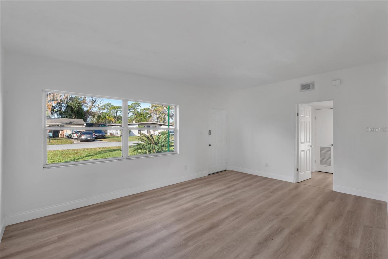 Image 4 of 31 For 833 Pinedale Avenue