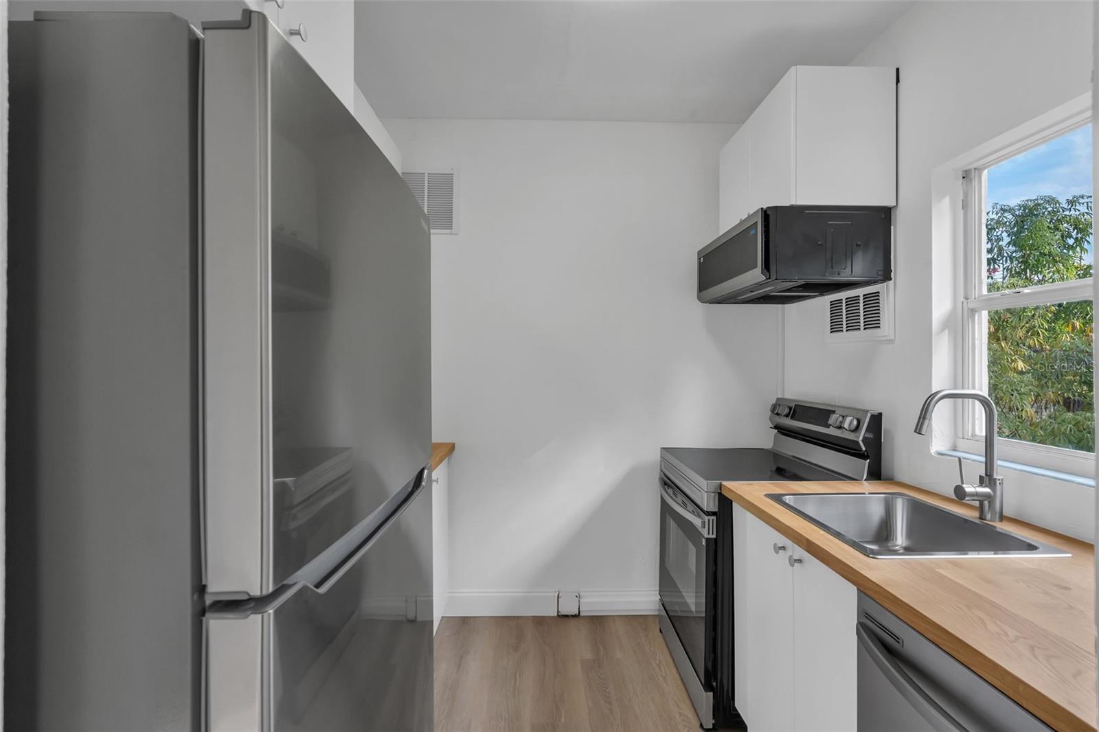 Image 8 of 31 For 833 Pinedale Avenue