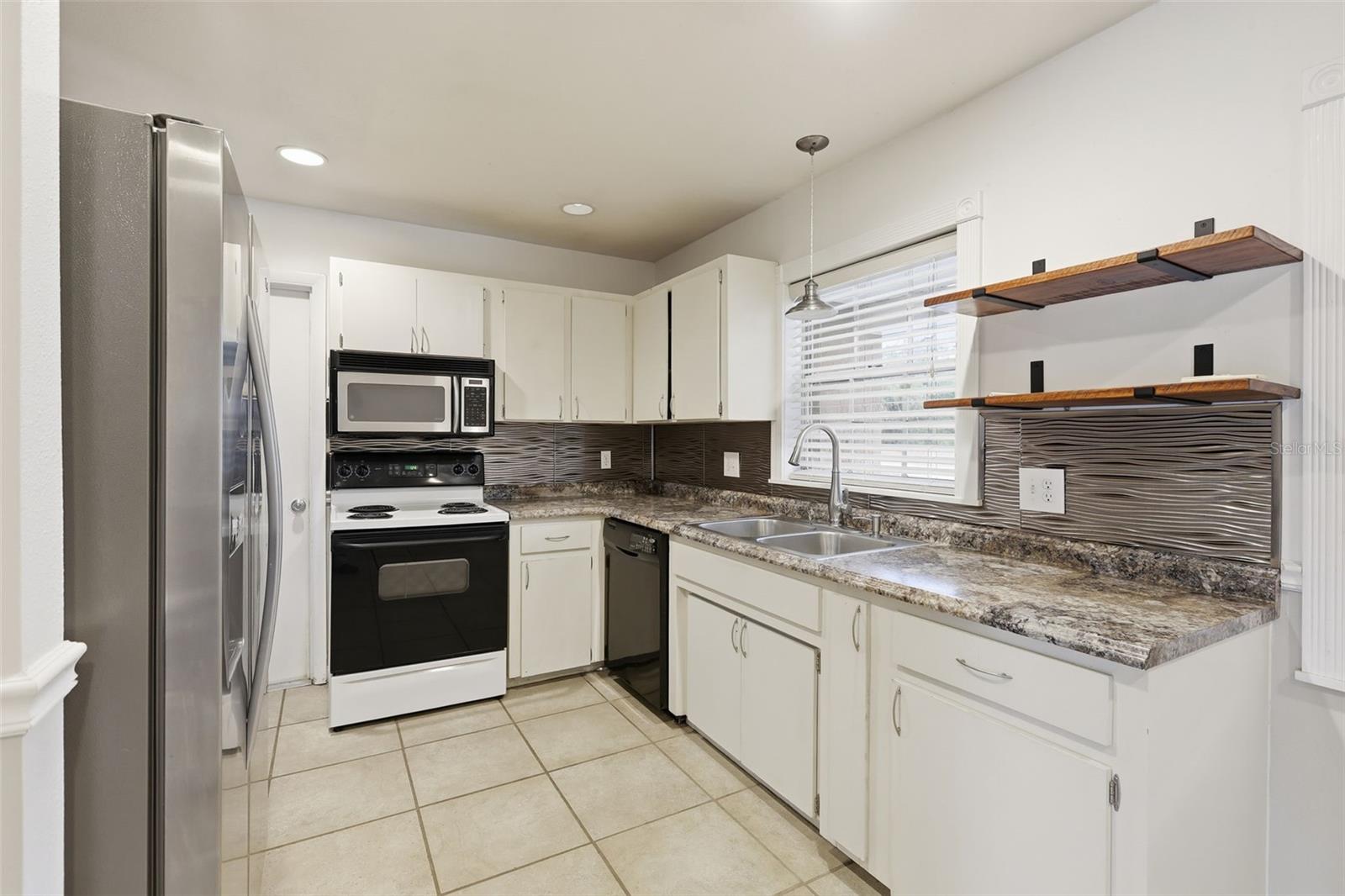 Image 12 of 36 For 920 Lyle Avenue