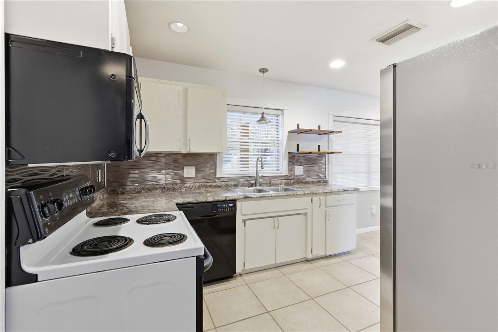 Image 13 of 36 For 920 Lyle Avenue