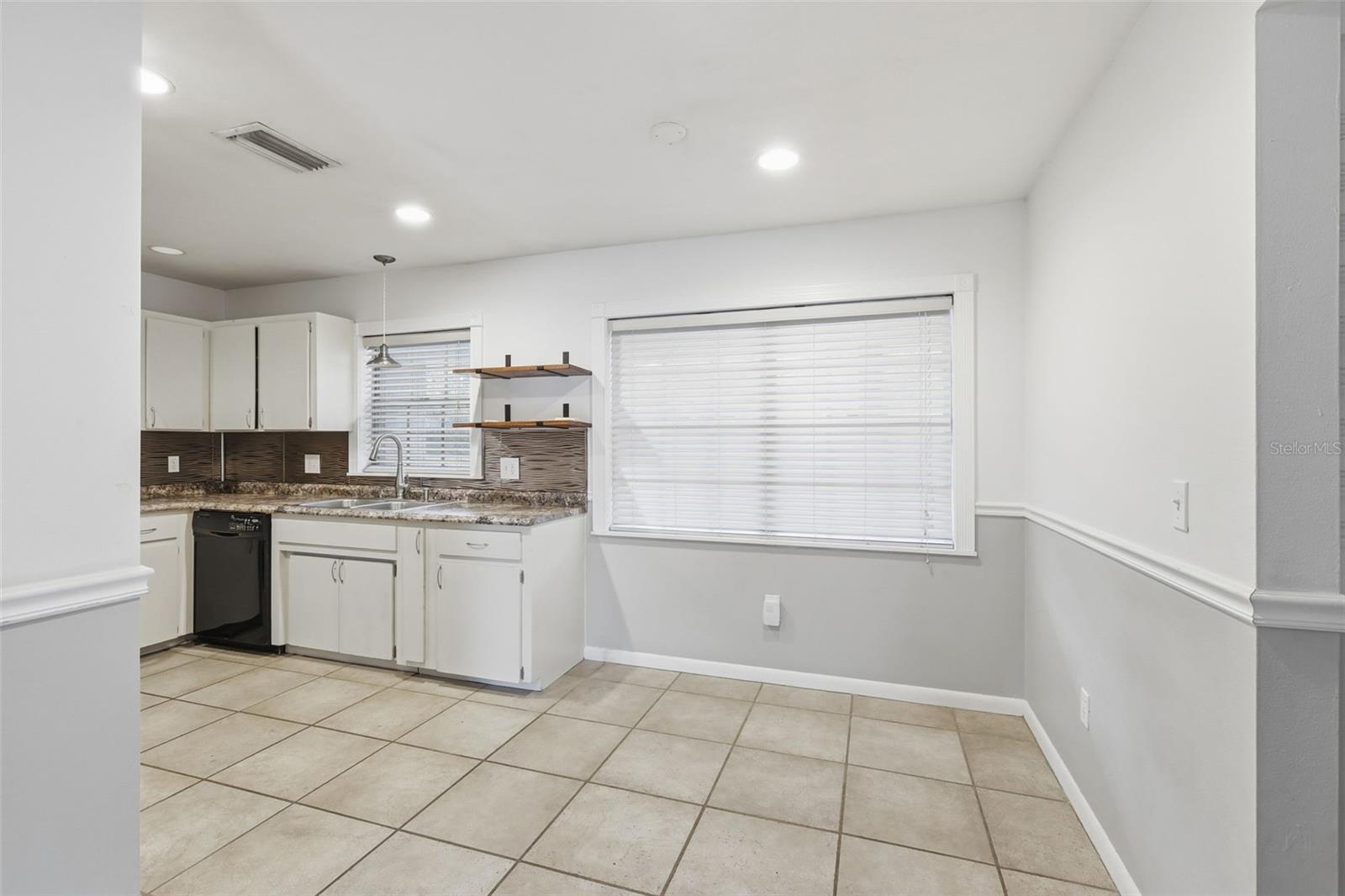 Image 14 of 36 For 920 Lyle Avenue