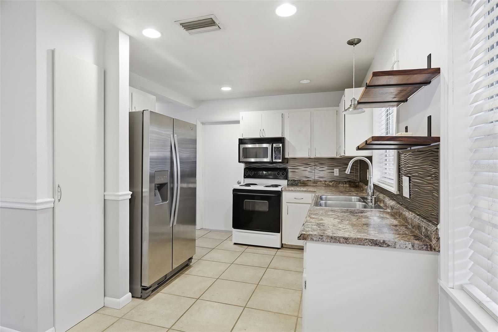 Image 15 of 36 For 920 Lyle Avenue