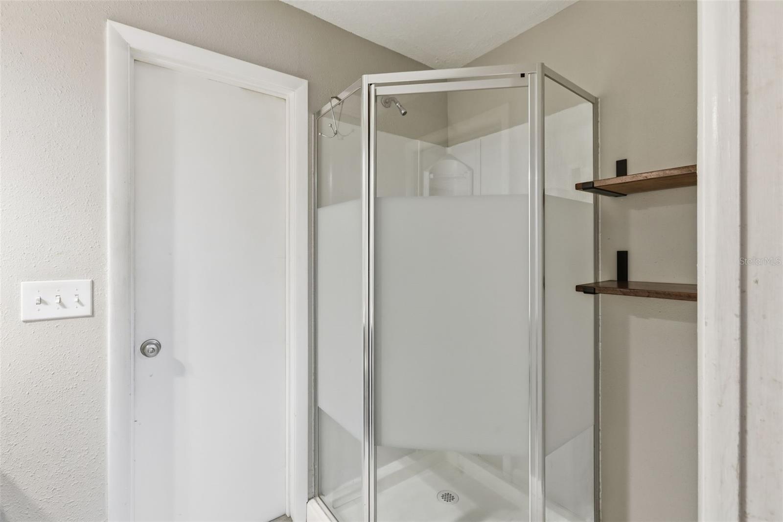 Image 20 of 36 For 920 Lyle Avenue