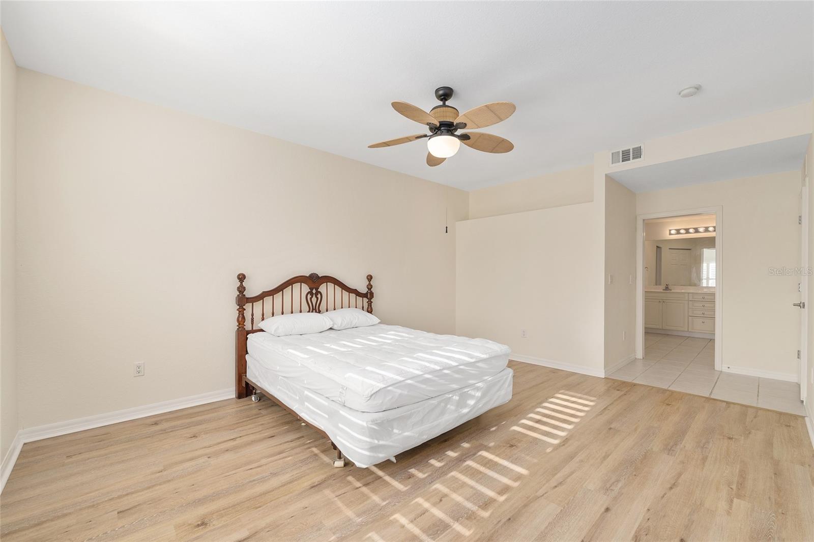 Image 27 of 52 For 5411 Admiral Way 4-101