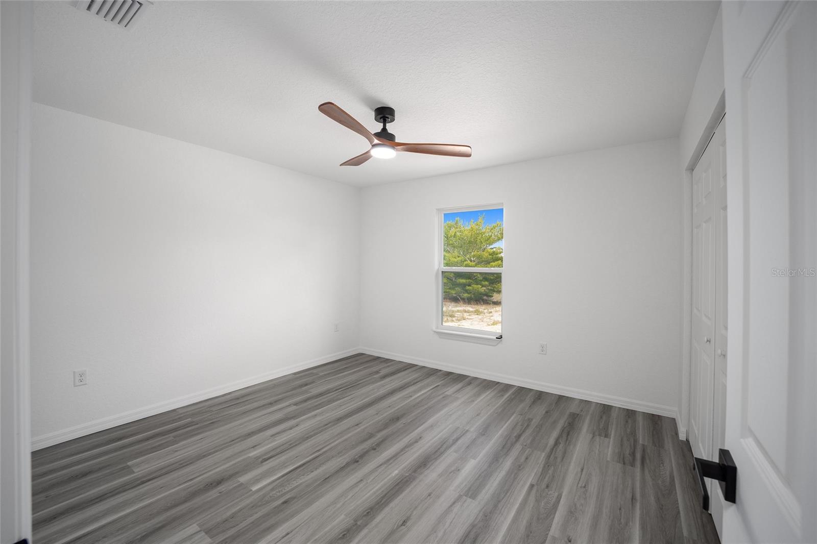 Image 21 of 35 For 22085 Anchor Boulevard