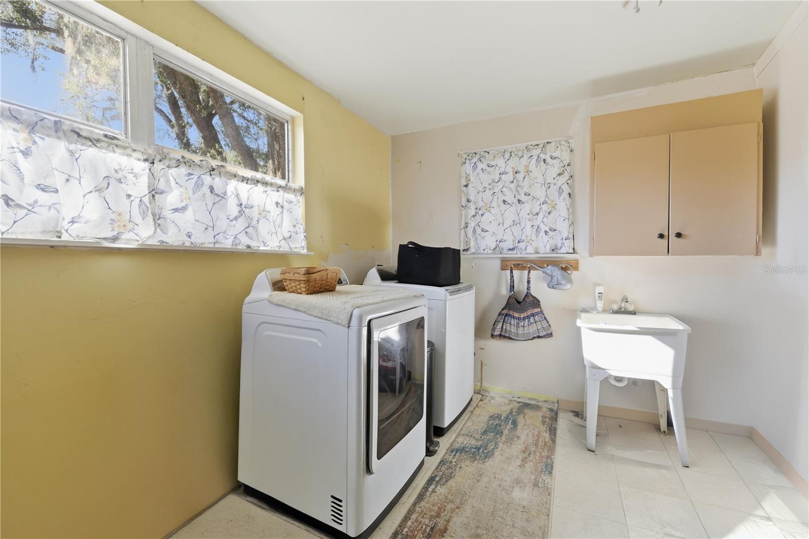 Image 17 of 24 For 872 Lake Shore Terrace