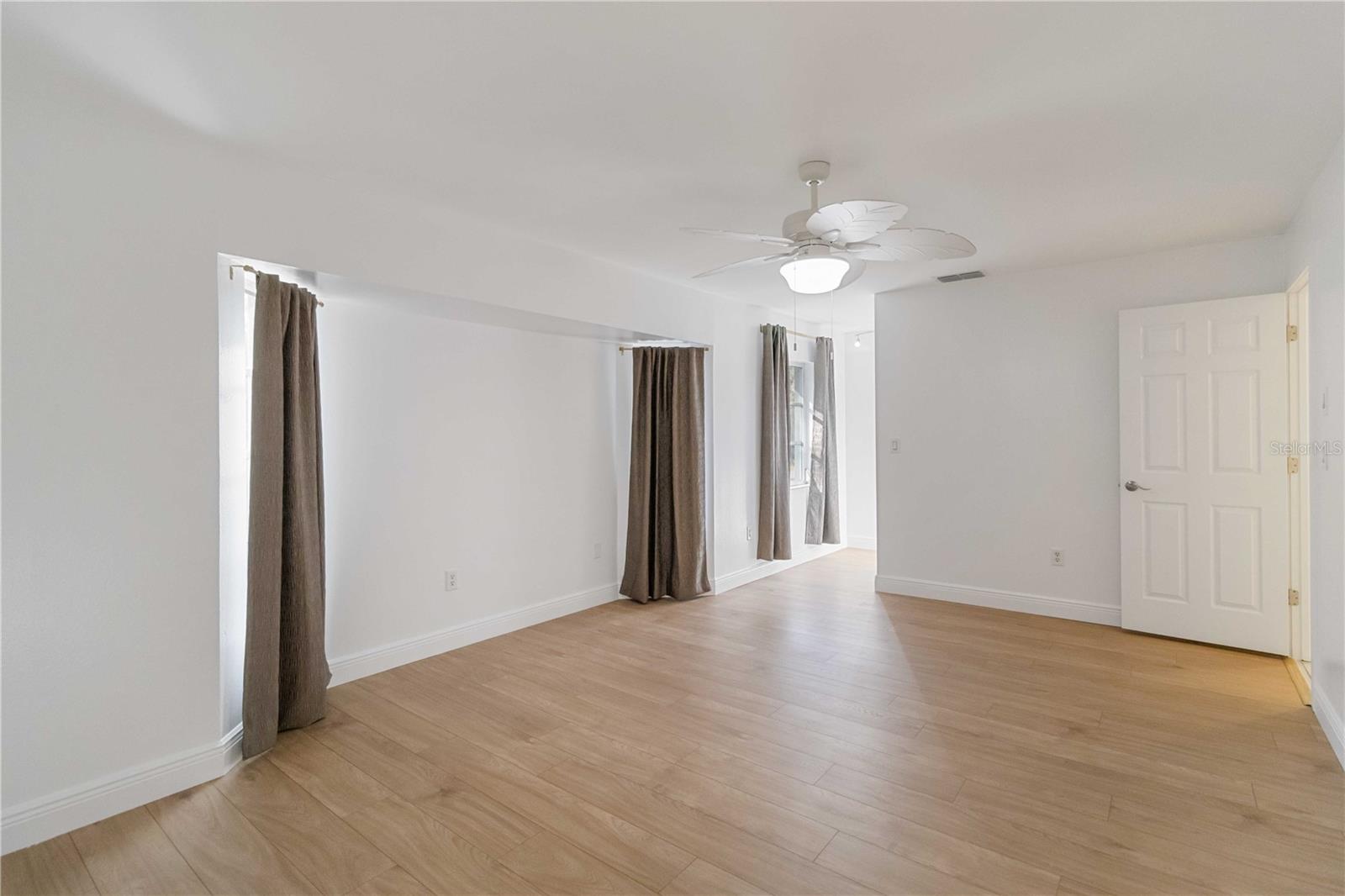 Image 18 of 46 For 22285 Walton Avenue