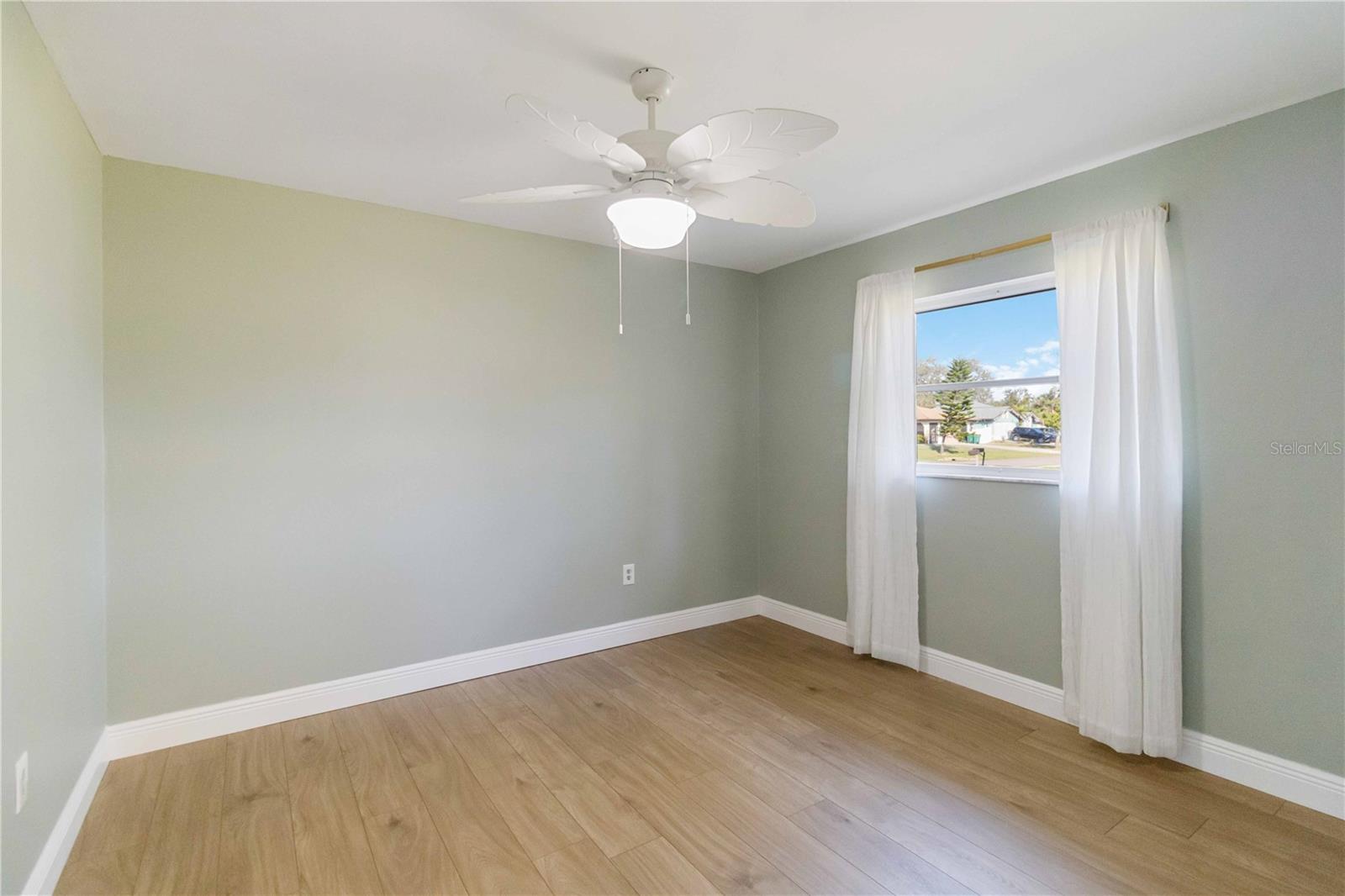 Image 23 of 46 For 22285 Walton Avenue