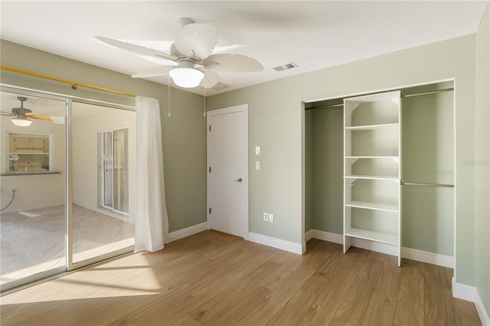 Image 27 of 46 For 22285 Walton Avenue