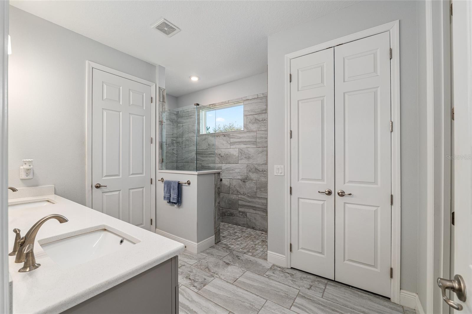 Image 22 of 43 For 9077 81st Loop