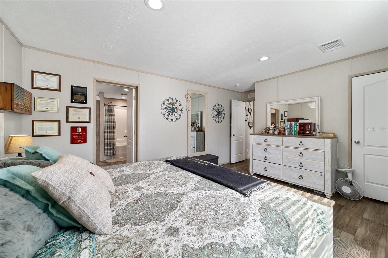 Image 28 of 76 For 18427 60th Street