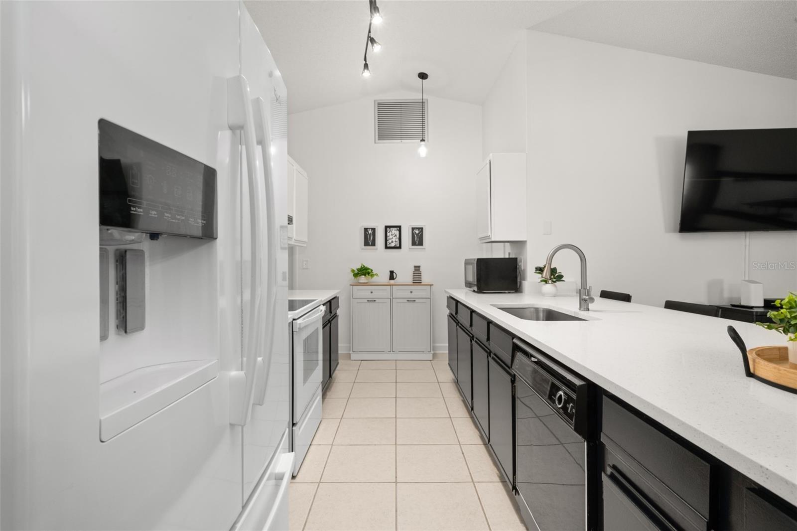 Image 17 of 53 For 3909 El Rado Avenue