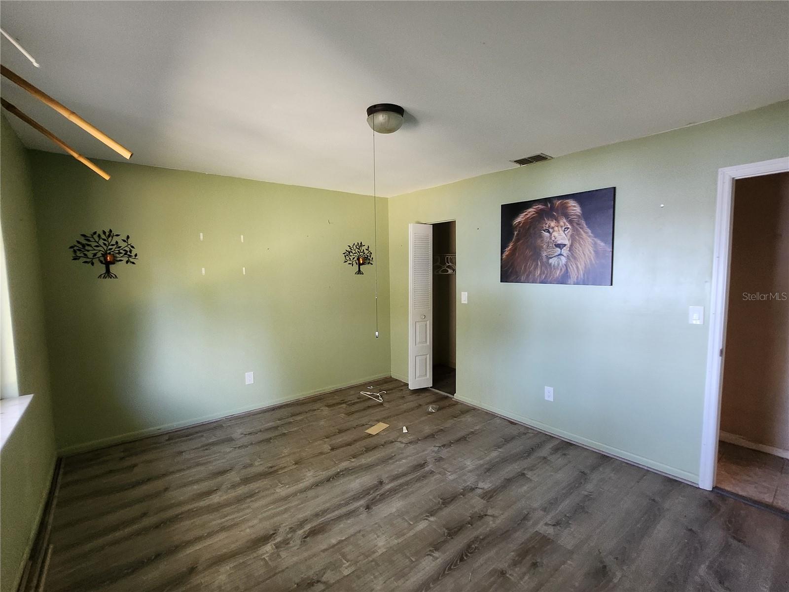 Image 26 of 84 For 25 Emerald Drive