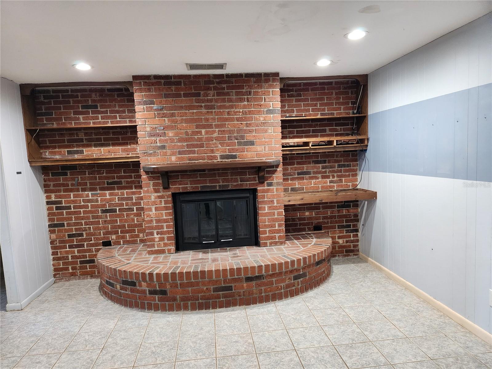 Image 42 of 84 For 25 Emerald Drive