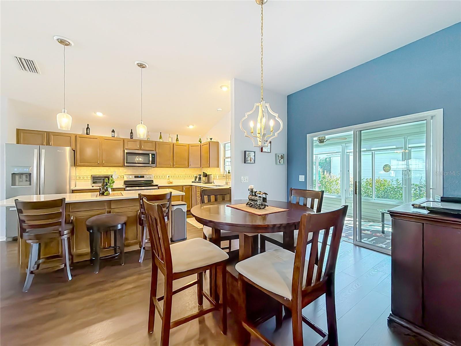 Image 18 of 37 For 3435 Inverary Avenue W