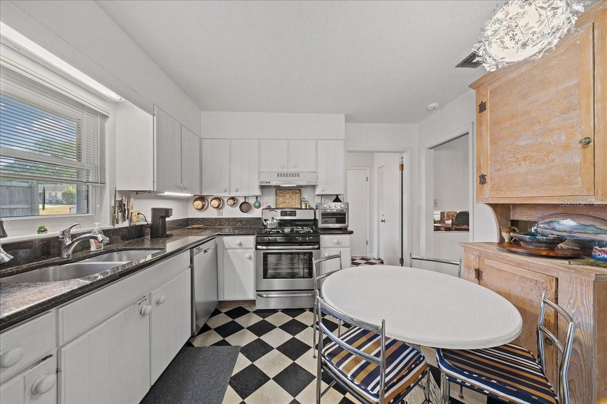 Image 22 of 59 For 2147 7th Street