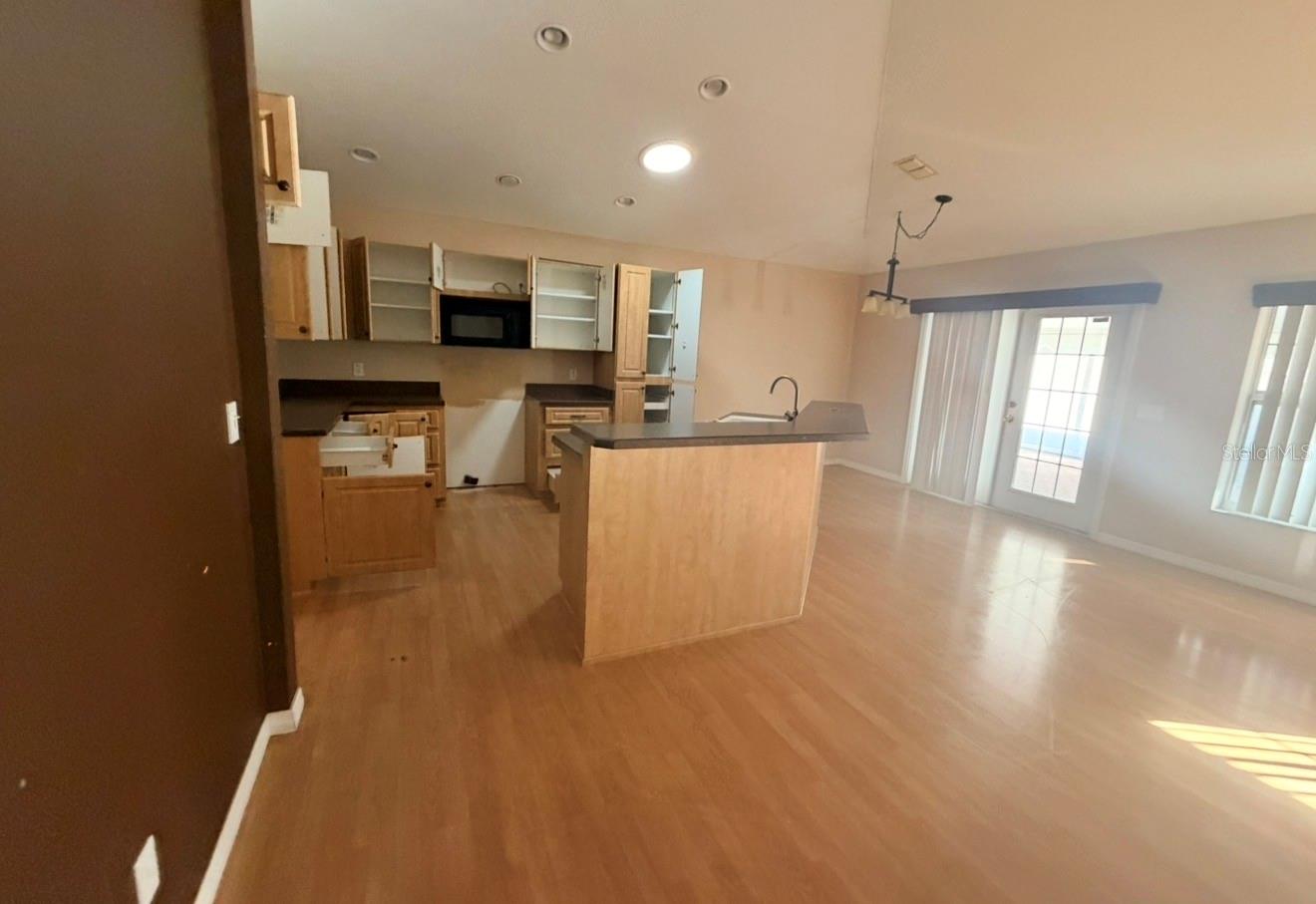 Image 6 of 11 For 1221 Poe Street