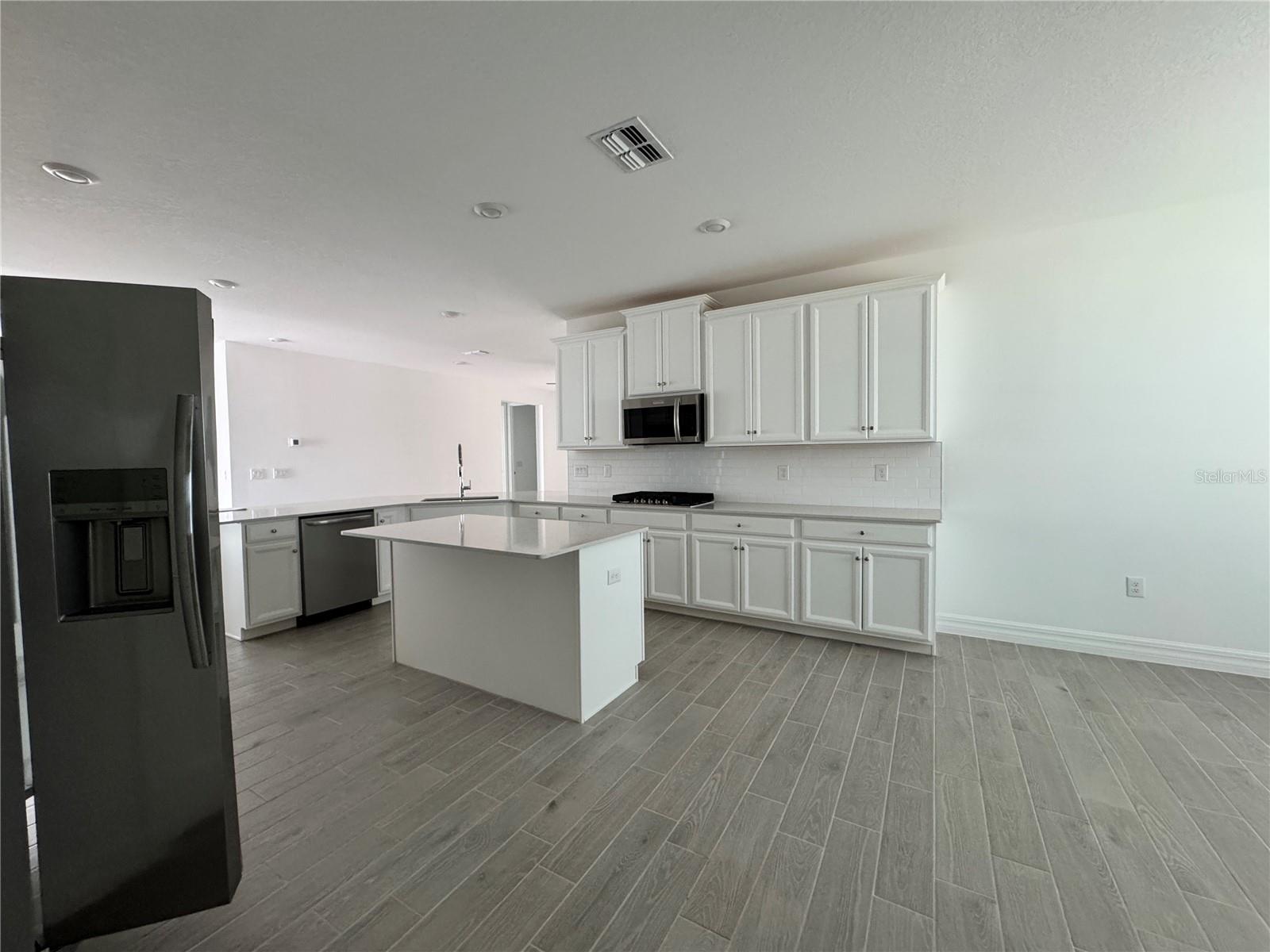 Listing photo id 7 for 1308 43rd Road