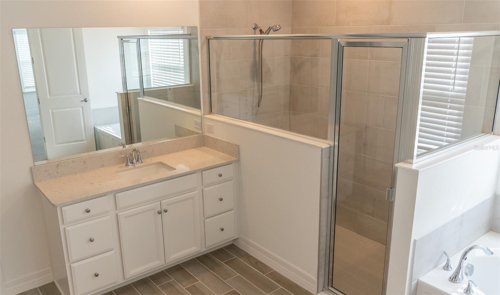 Listing photo id 14 for 4140 13th Terrace