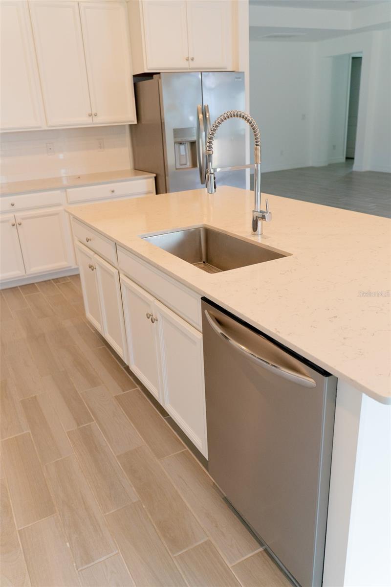 Listing photo id 21 for 4140 13th Terrace