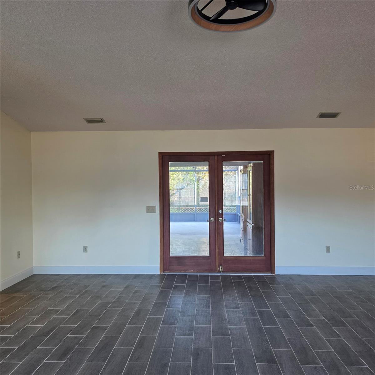 Image 4 of 7 For 15683 46 Circle