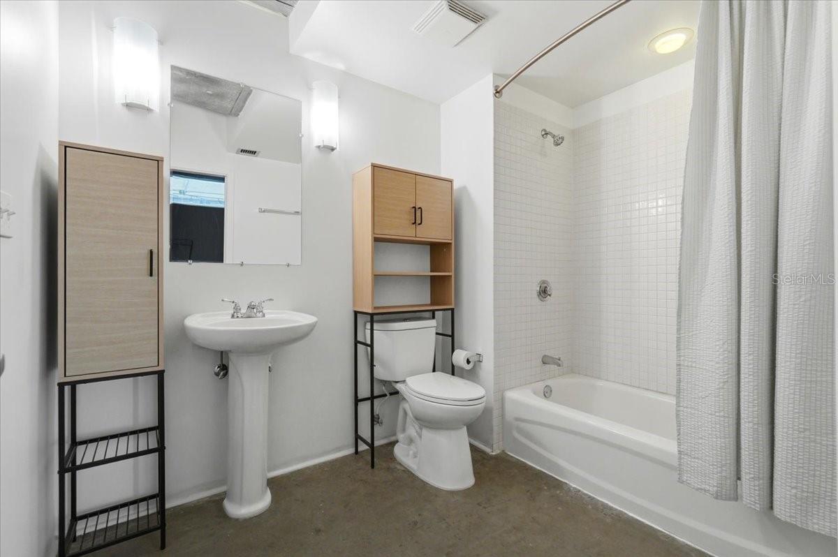 Image 20 of 40 For 10 Summerlin Avenue 7