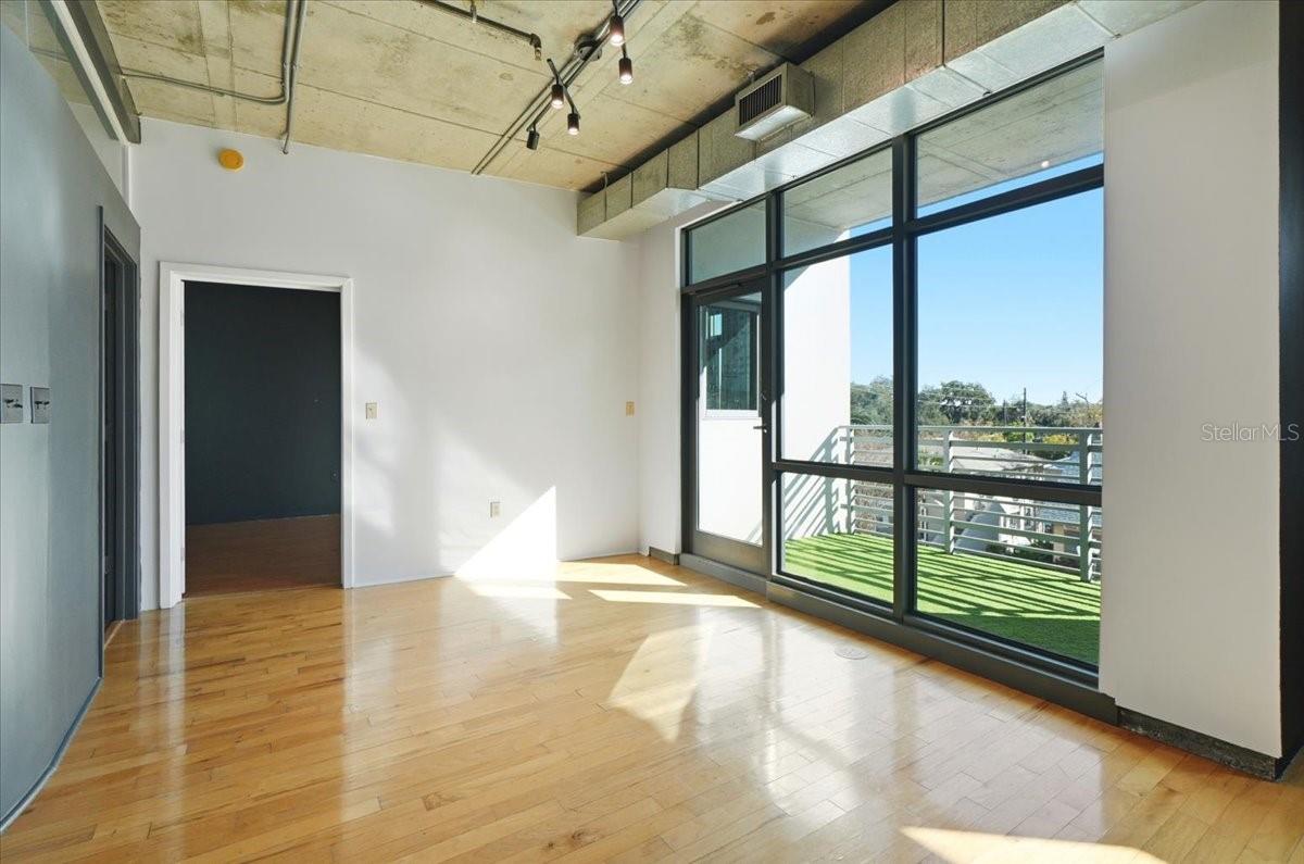 Image 23 of 40 For 10 Summerlin Avenue 7