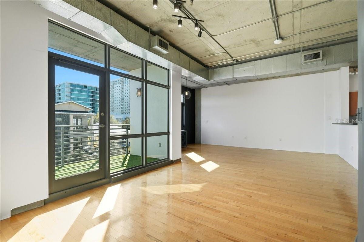 Image 24 of 40 For 10 Summerlin Avenue 7