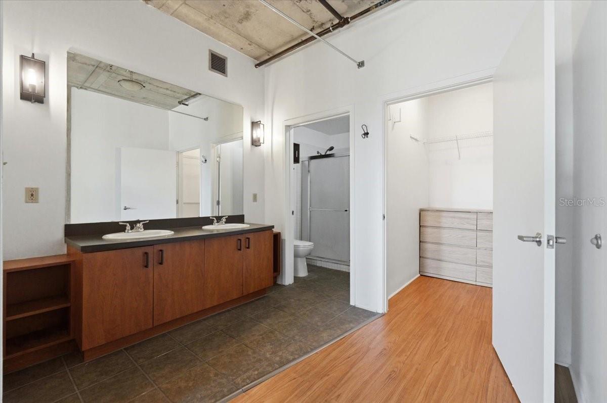 Image 28 of 40 For 10 Summerlin Avenue 7