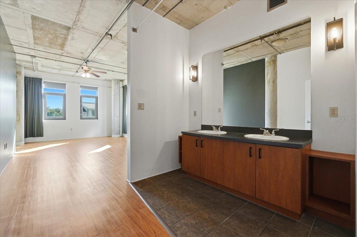 Image 29 of 40 For 10 Summerlin Avenue 7