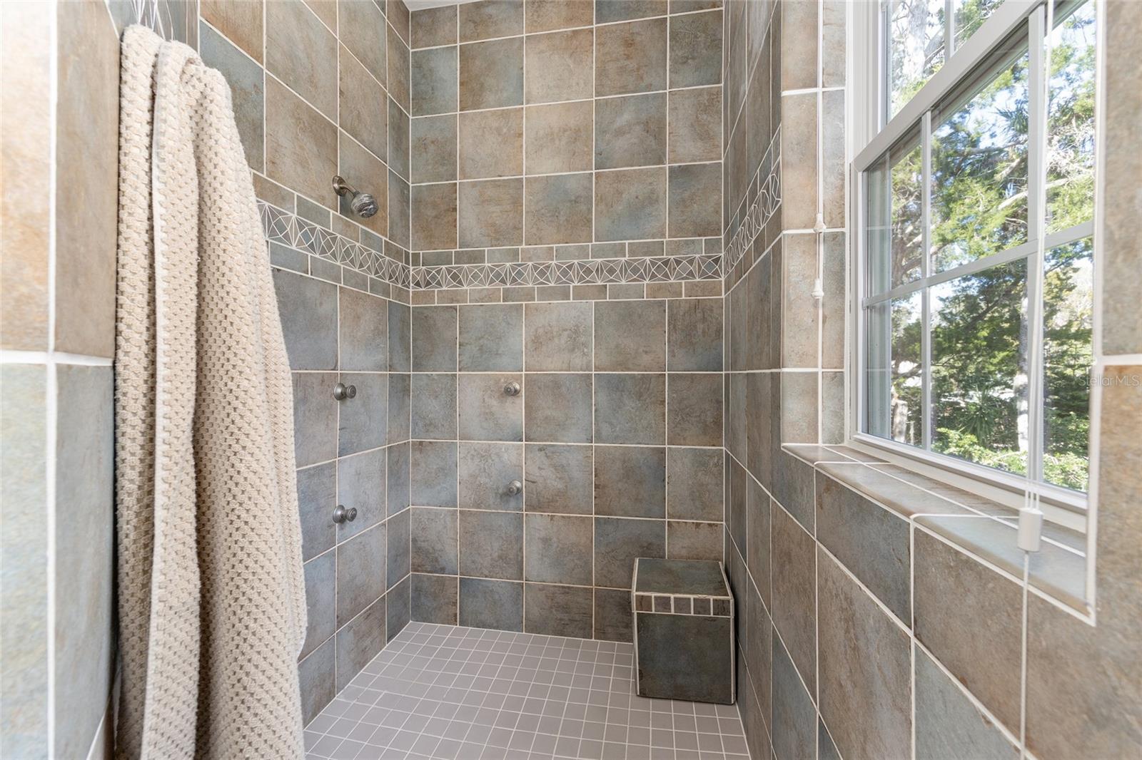 Listing photo id 31 for 11944 Creekside Lane