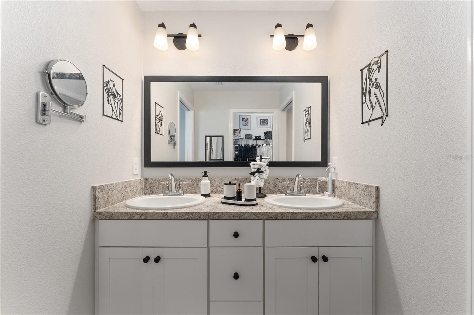 Image 21 of 28 For 7646 Cheryl Court