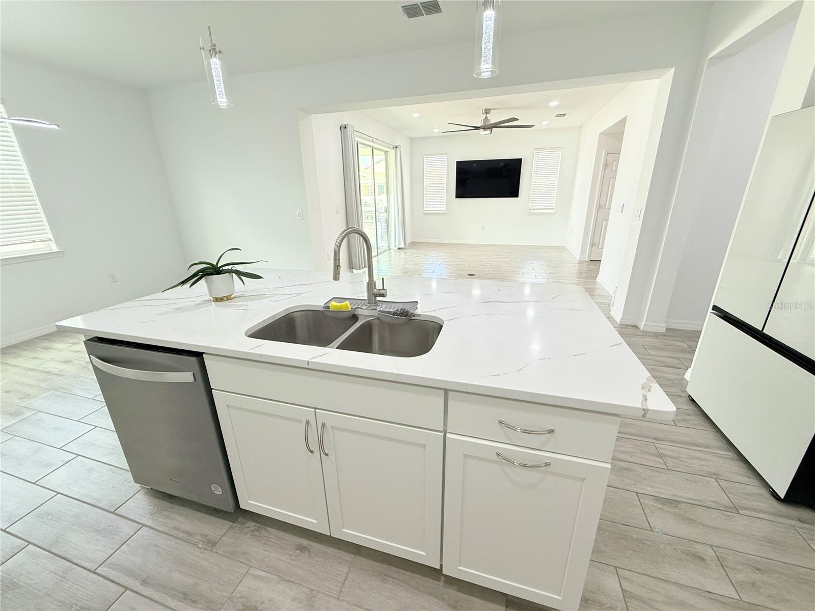 Image 18 of 49 For 6120 73rd Terrace