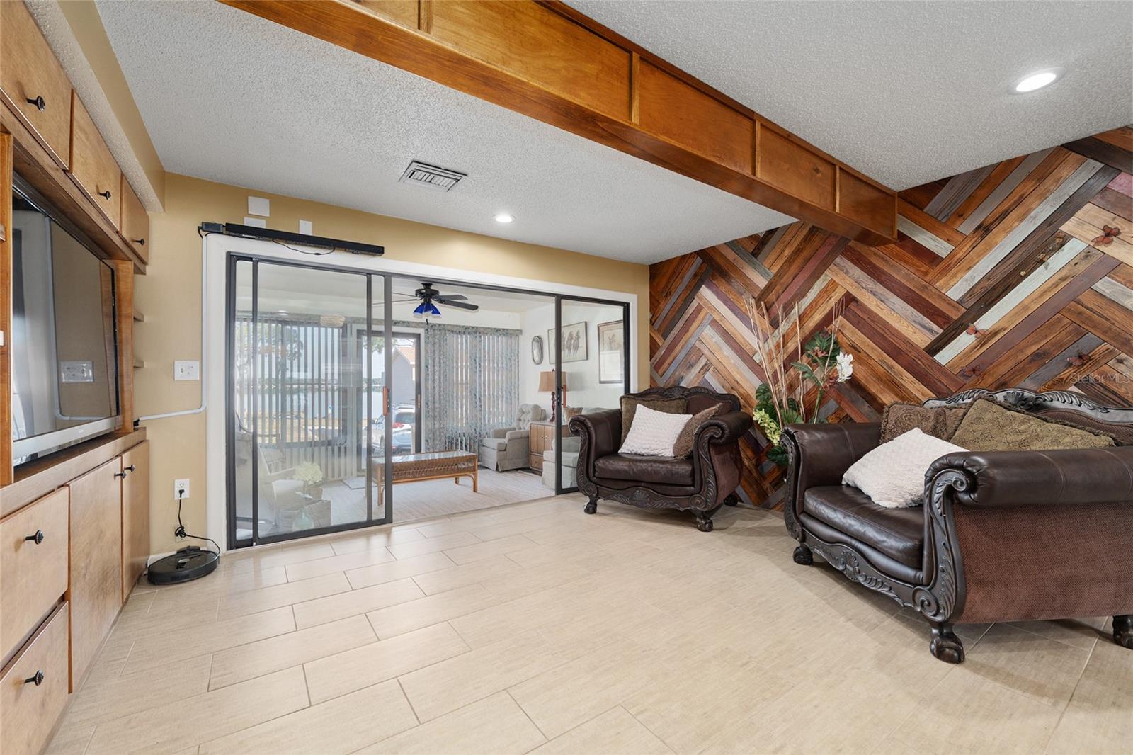 Image 10 of 41 For 11001 Sunset Harbor Road D18