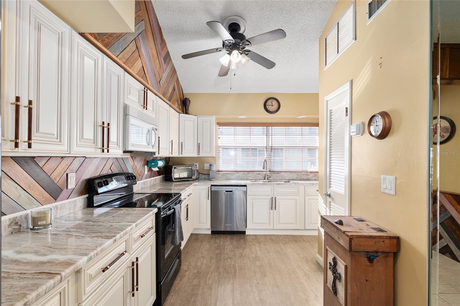 Image 14 of 41 For 11001 Sunset Harbor Road D18