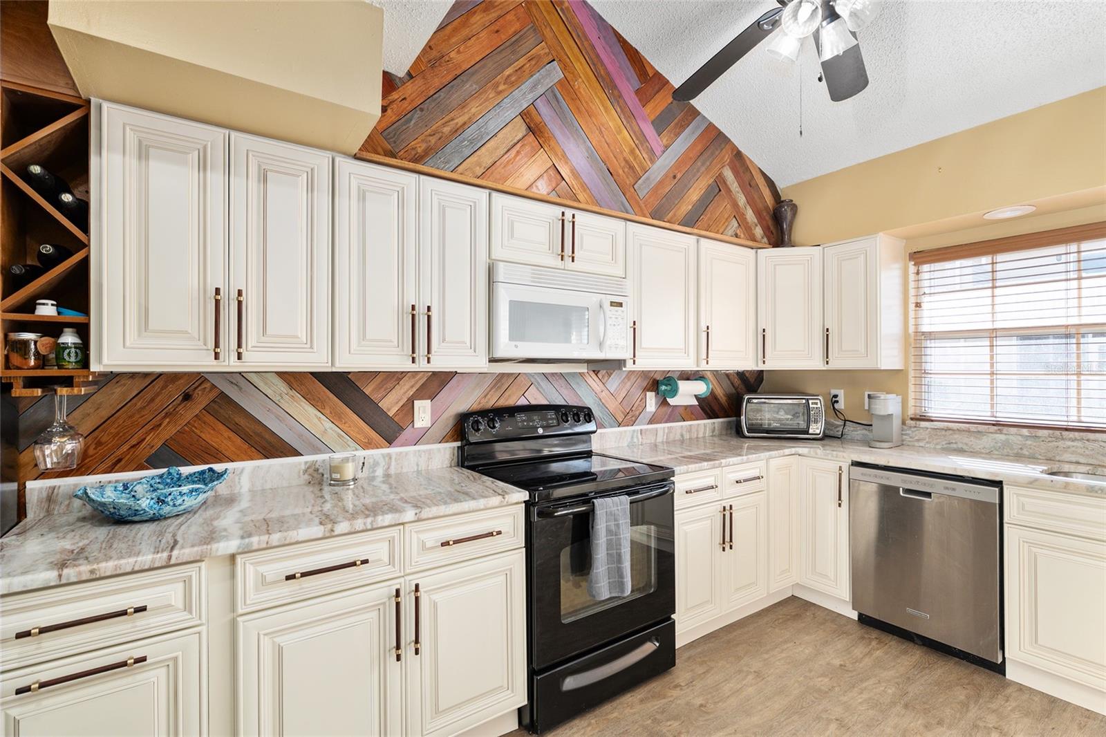 Image 15 of 41 For 11001 Sunset Harbor Road D18