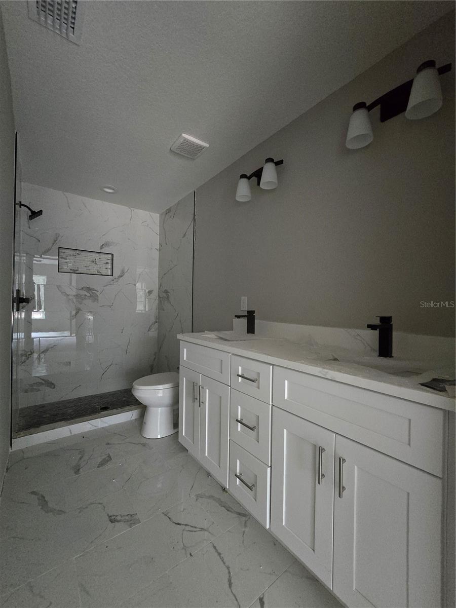 Image 18 of 33 For 2 Oak Trail 