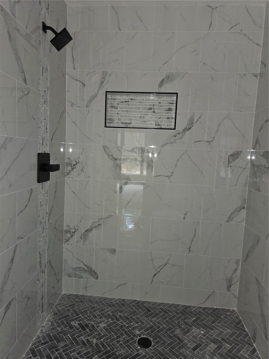 Image 19 of 33 For 2 Oak Trail 