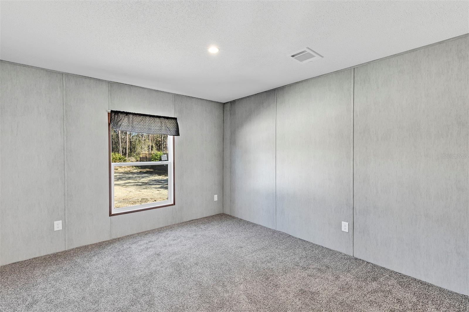 Image 23 of 47 For 16879 42nd Loop