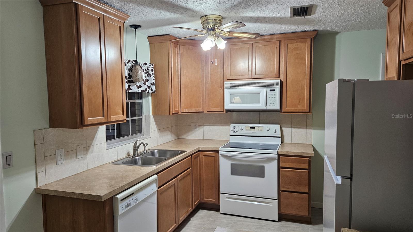 Image 3 of 11 For 662 Charles Avenue