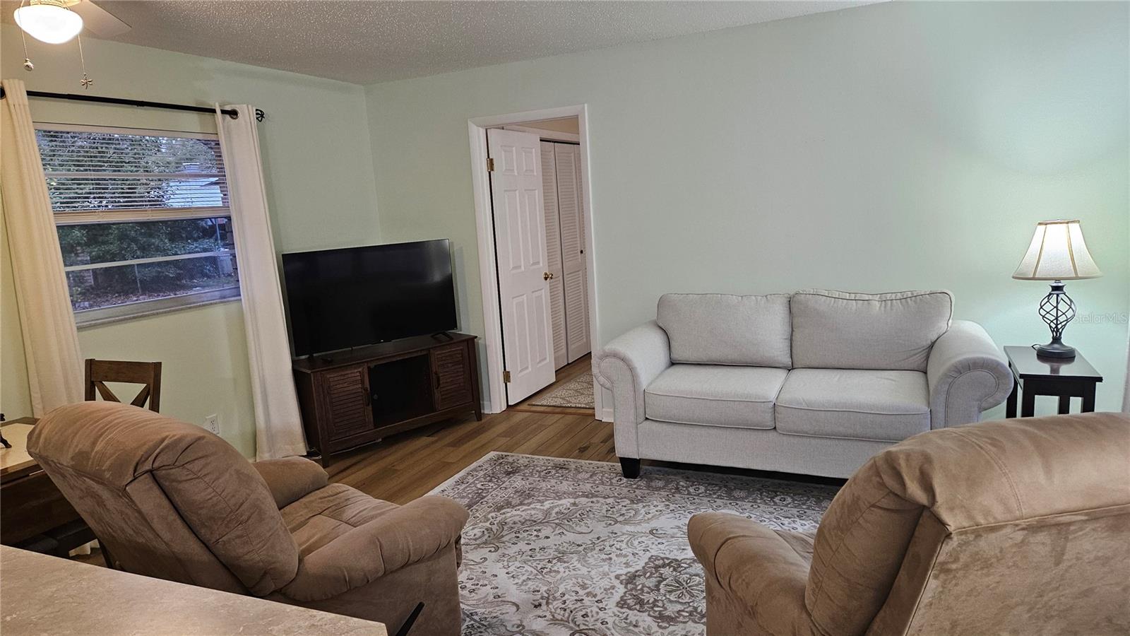 Image 4 of 11 For 662 Charles Avenue