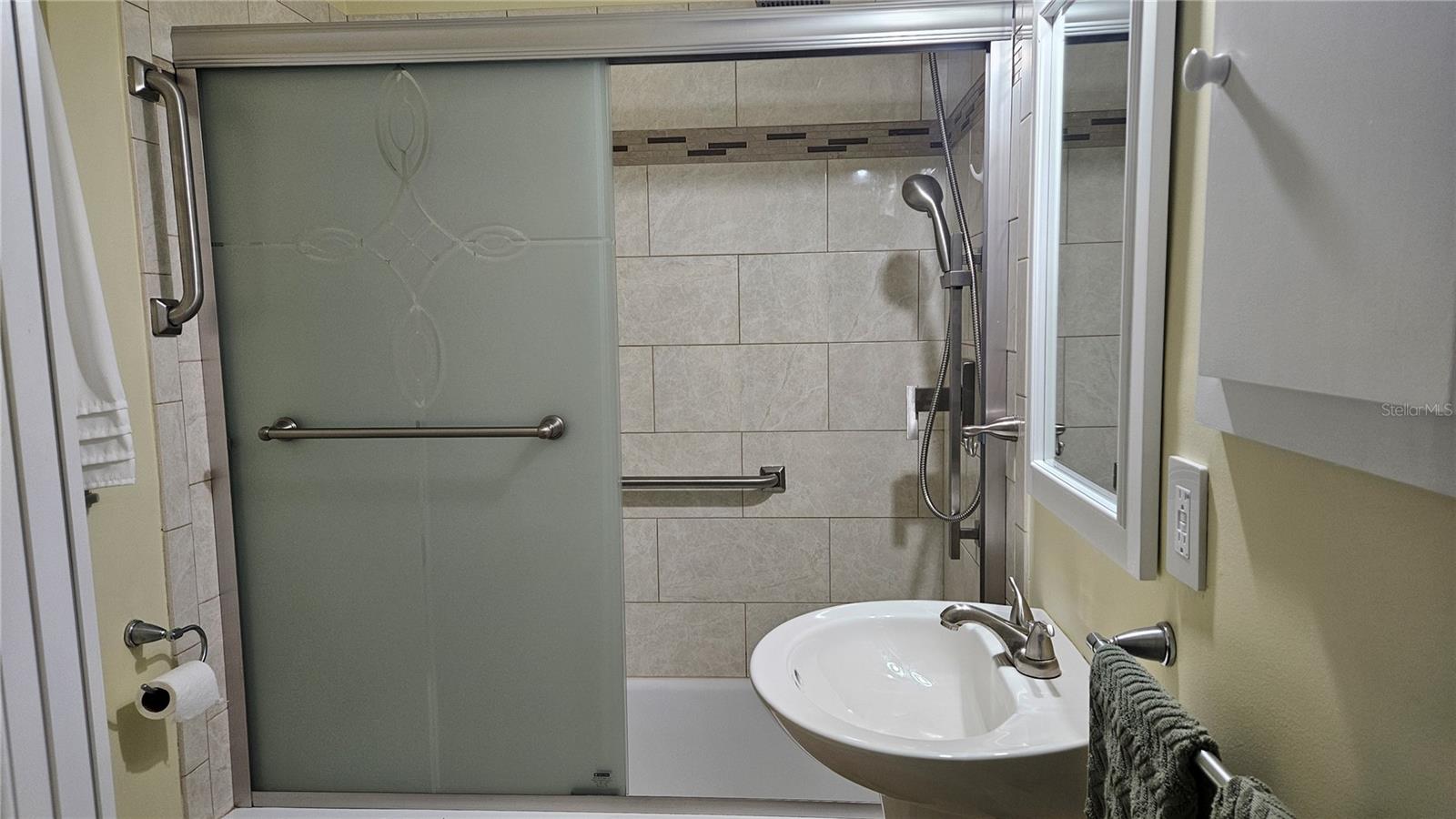 Image 6 of 11 For 662 Charles Avenue