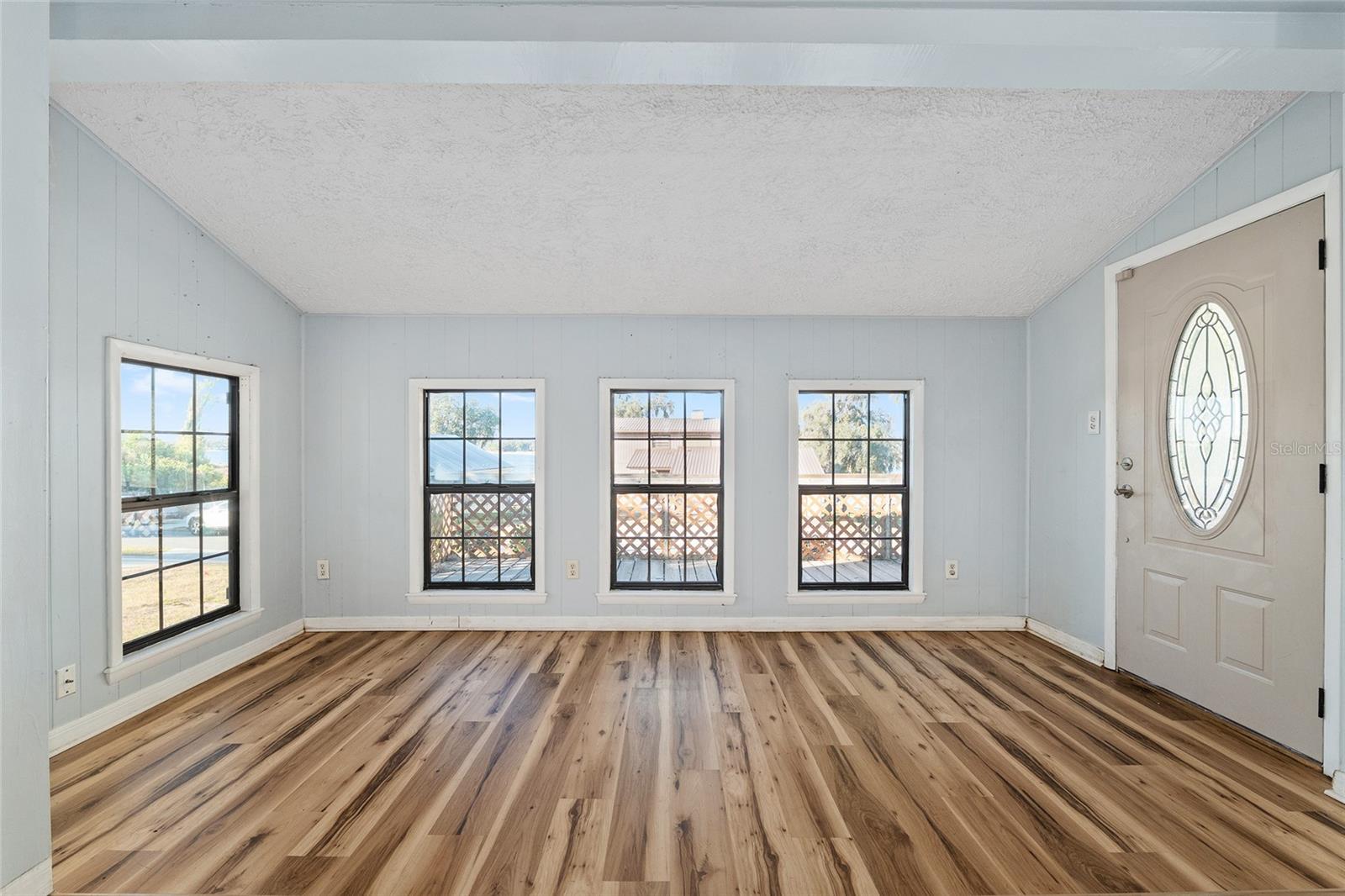 Image 8 of 17 For 10577 101st Avenue Road